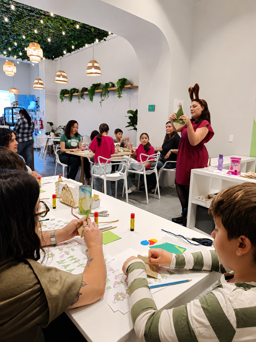 Taller en Alere · luz cálida, mesas dispuestas para evento