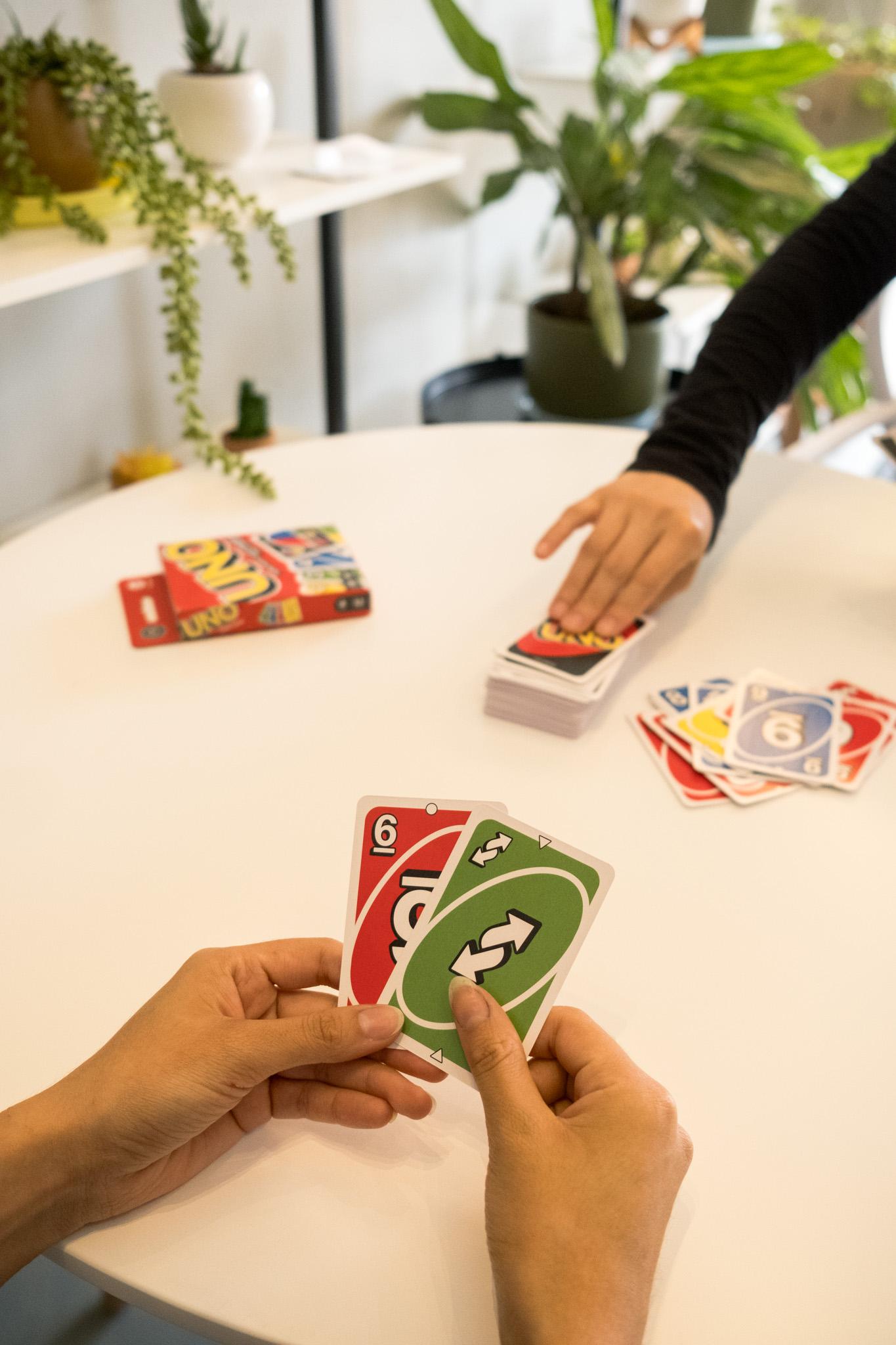 Partida de UNO en mesa de Alere