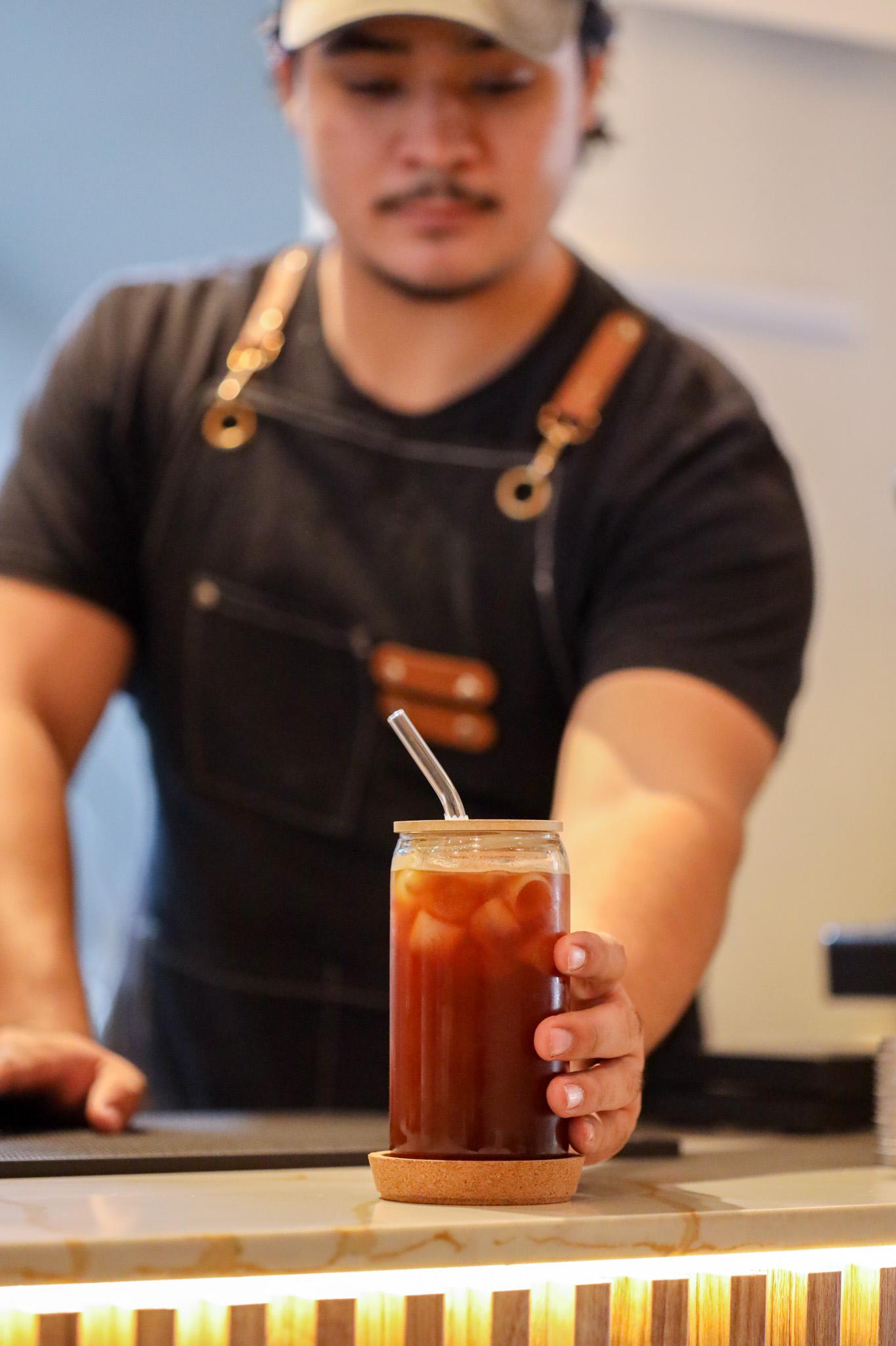 Barista sirviendo cold brew en Alere Café